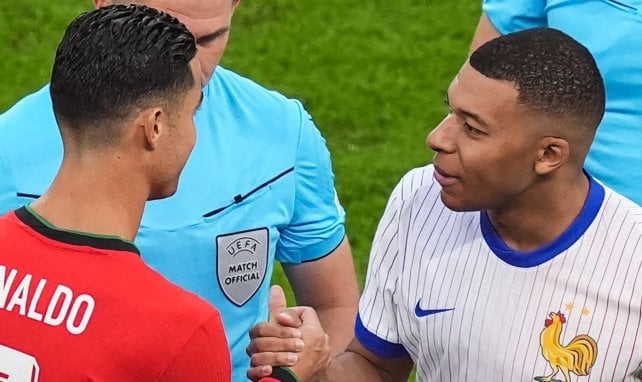 Kylian Mbappé y Cristiano Ronaldo se saludan