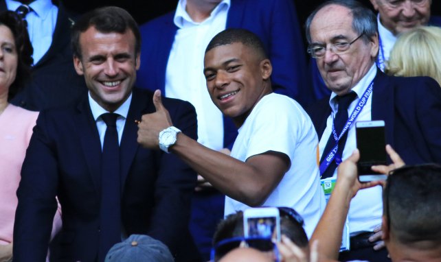 Emmanuel Macron junto a Kylian Mbappé