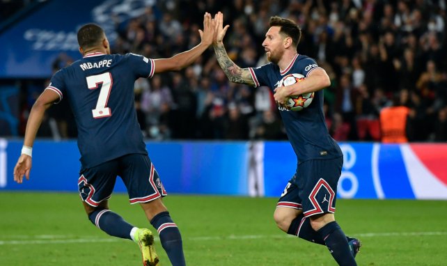 Kylian Mbappé y Lionel Messi celebran un gol