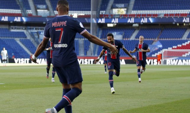 Kylian Mbappé celebra un gol con Neymar