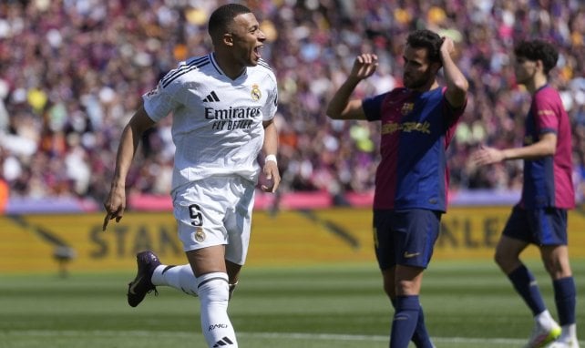 Kylian Mbappé celebra ante el FC Barcelona.