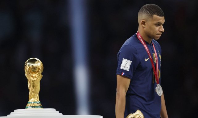 Kylian Mbappé pasa junto al trofeo del Mundial