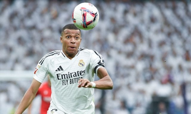 Kylian Mbappé trata de controlar la pelota