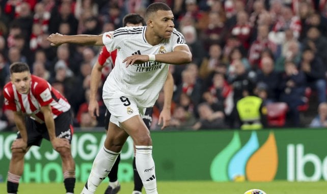 Kylian Mbappé, a punto de fallar un penalti