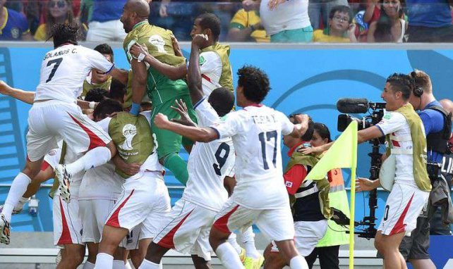 Costa Rica celebra su gol del triunfo ante Italia