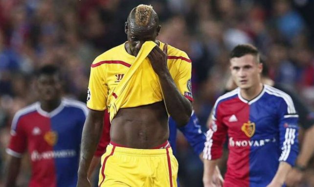 Mario Balotelli escenifica el mal momento del Liverpool