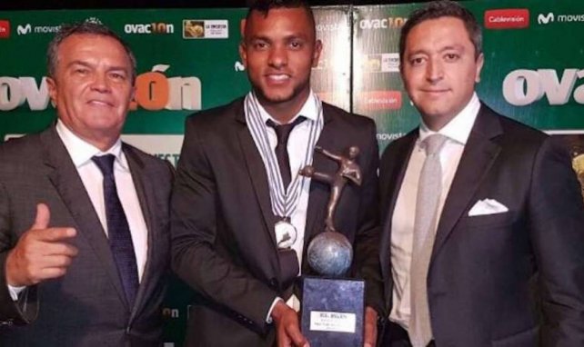 Miguel Borja junto a su agente Juan Pablo Pachón y el presidente del Cortuluá Óscar Ignacio Martán