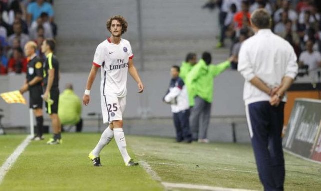PSG: Aparecen 3 novias en la Premier para Adrien Rabiot