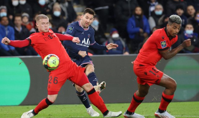 Lionel Messi dispara a puerta con el PSG contra el Niza