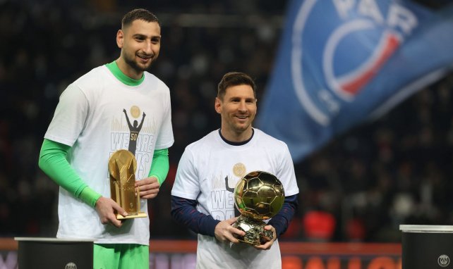 Donnarumma y Messi muestras sus trofeos en París