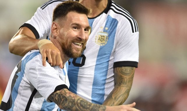 Messi, durante un choque con Argentina