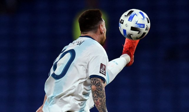 Leo Messi controla un balón con Argentina