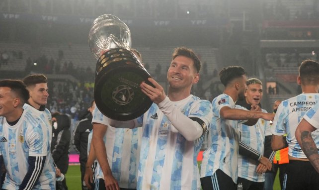 Leo Messi alza el trofeo de la Copa América