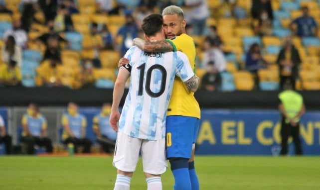 Lionel Messi y Neymar se abrazan durante la final de la Copa América