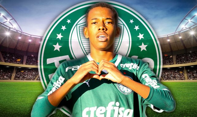 Estevão Willian, apodado Messinho, junto al escudo del Palmeiras