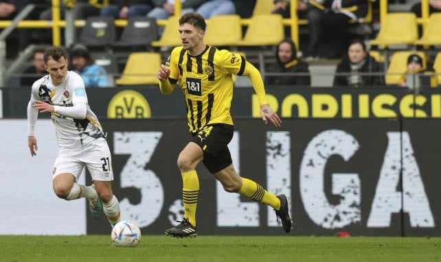 Thomas Meunier conduce el cuero con el Borussia Dortmund