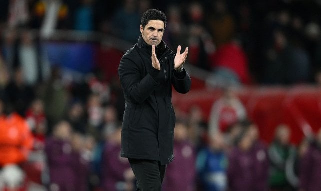 Mikel Arteta aplaude