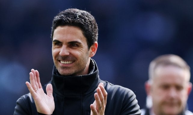 Mikel Arteta aplaude