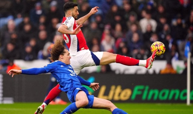 Mikel Merino pelea una pelota con el Arsenal.