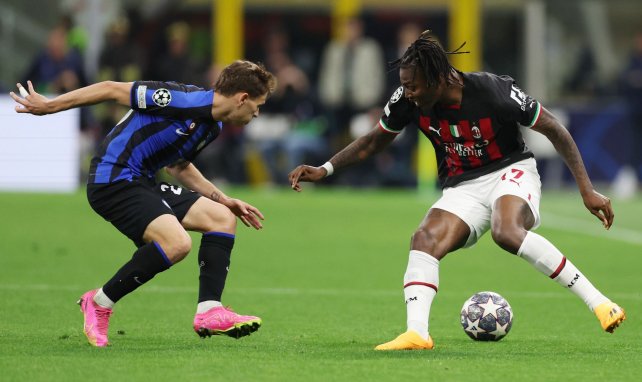Rafael Leao trata de zafarse de un rival del Inter