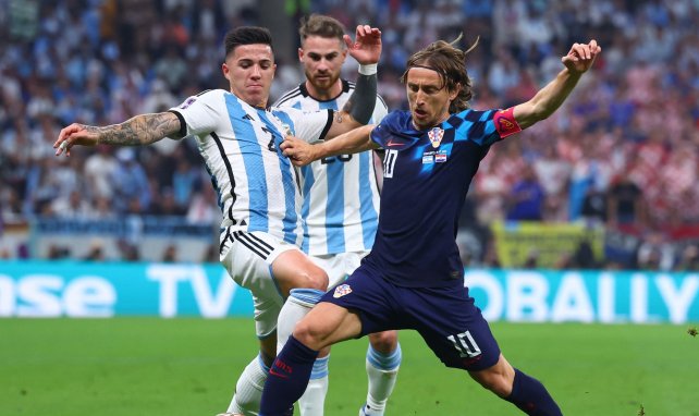 Luka Modric pelea una pelota en la final del Mundial