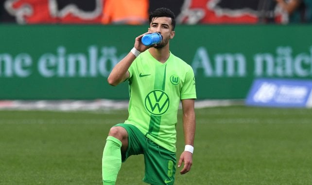 Mohamed Amoura bebiendo agua de una botella