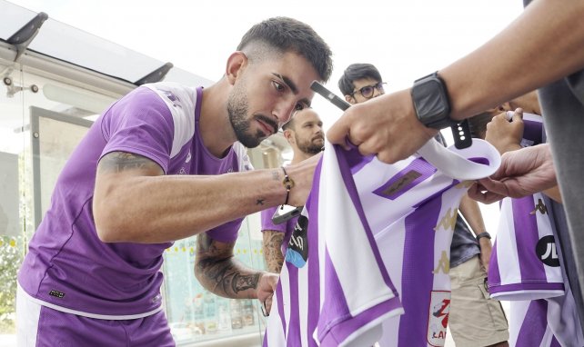 Monchu firmando camisetas del Real Valladolid