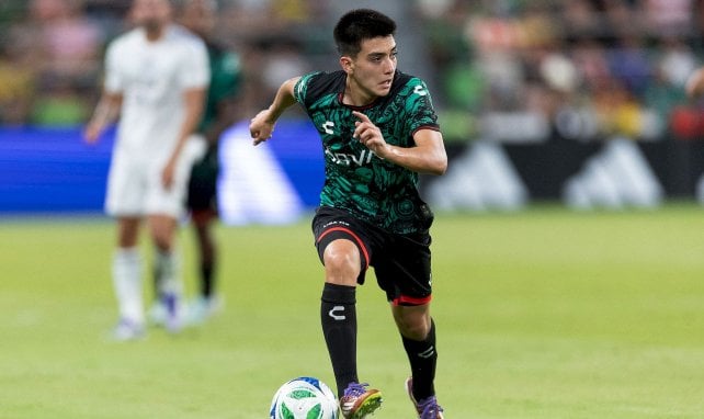 Gilberto Mora conduce el balón