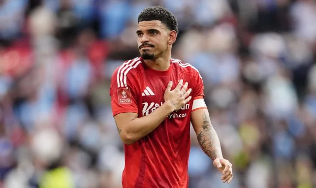 Morgan Gibbs-White con el Nottingham