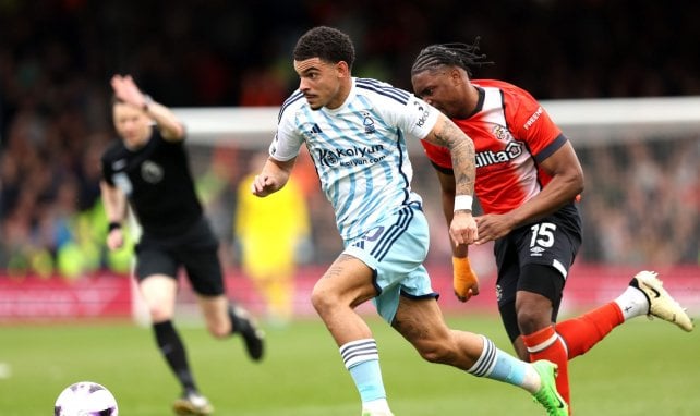 Morgan Gibbs-White con el Nottingham