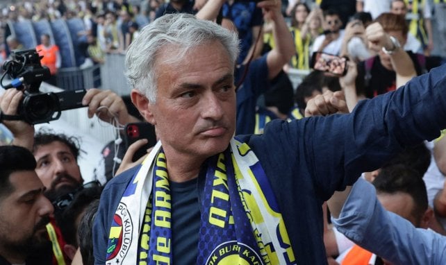 José Mourinho saluda a los aficionados