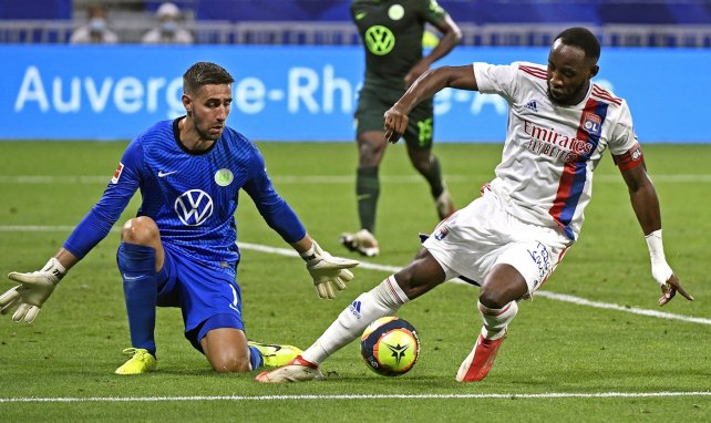 Moussa Dembélé en un partido con el Olympique de Lyon