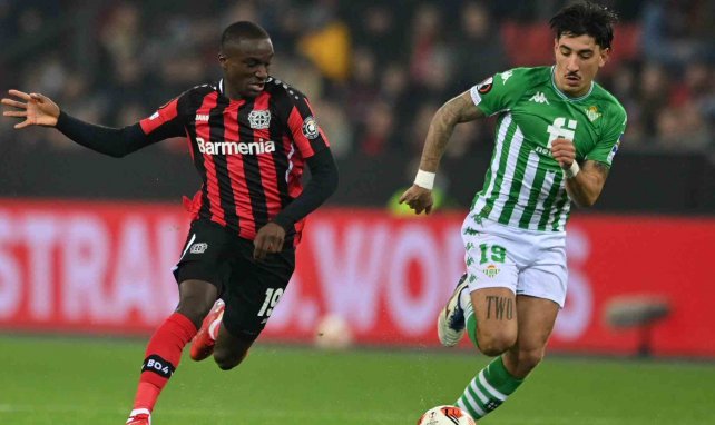 Moussa Diaby trata de superar a Héctor Bellerín