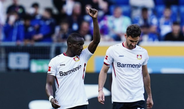 Moussa Diaby celebra con los colores del Bayer Leverkusen