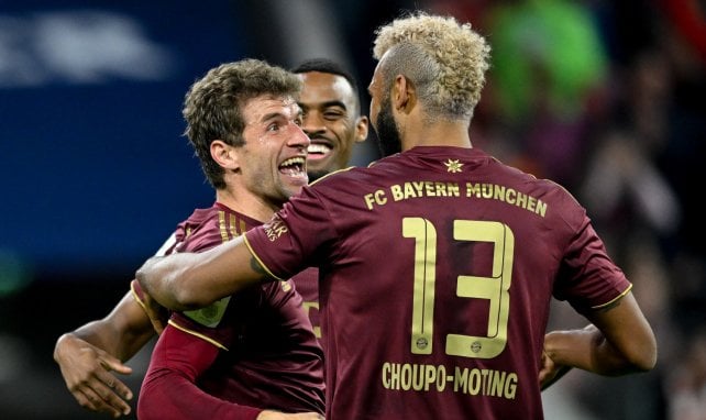 Eric Choupo-Moting celebra con Thomas Müller