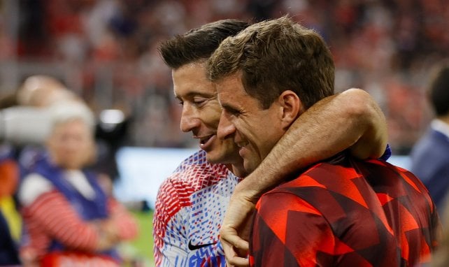 Robert Lewandowski se abraza con Thomas Müller