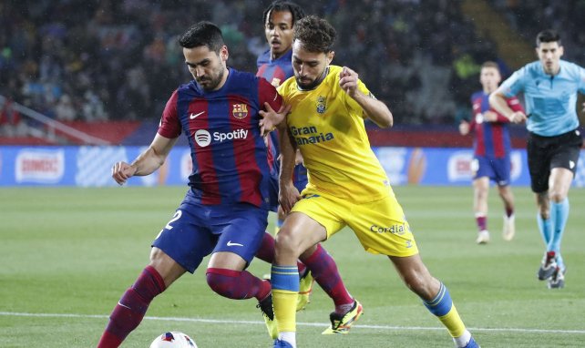 Munir pelea un balón con Ilkay Gündogan