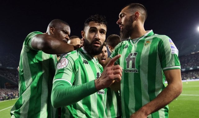 Nabil Fekir celebra un gol con sus compañeros del Real Betis