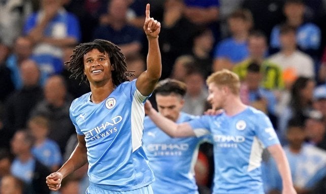 Nathan Aké celebra un gol con el Manchester City