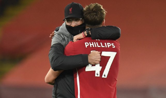 Jürgen Klopp abraza a Nathaniel Phillips 
