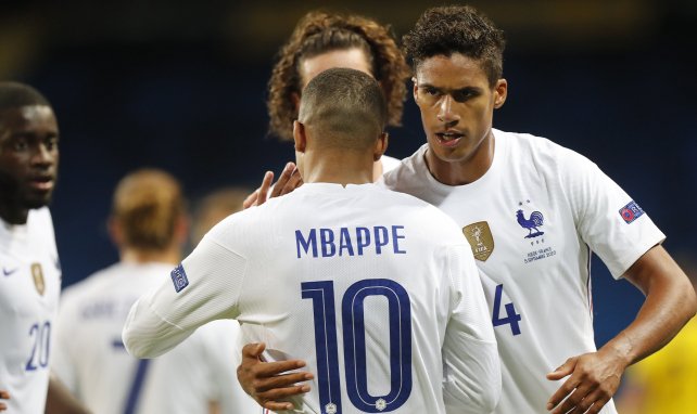 Kylian Mbappé se saluda con Raphaël Varane en un partido de Francia