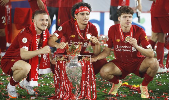 Neco Williams (derecha) celebra un título con el Liverpool