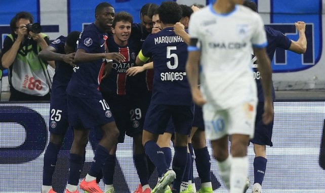 Joao Neves celebra con sus compañeros del PSG