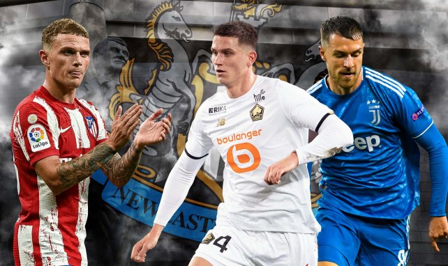 Trippier, Botman y Ramsey con el escudo del Newcastle United