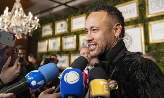 Neymar habla ante los medios