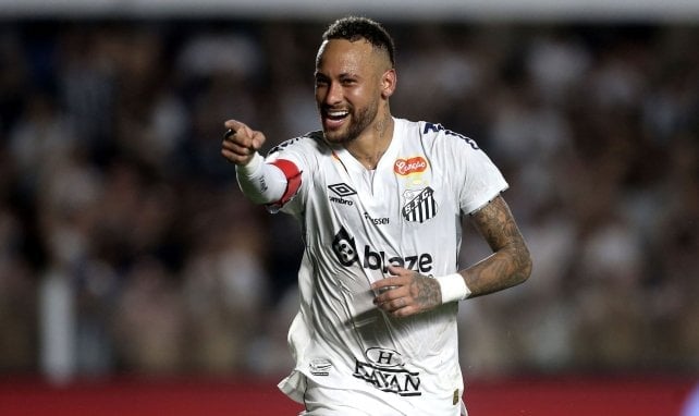 Neymar celebra con el Santos