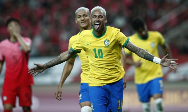 Neymar y Richarlison celebrando un gol con Brasil