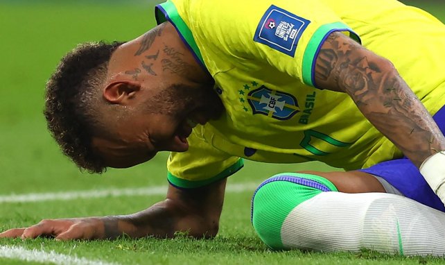 Neymar se lamenta en el partido de Brasil