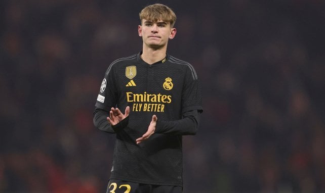 Nico Paz con la camiseta del Real Madrid