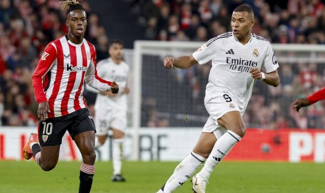 Nico Williams junto a Kylian Mbappé